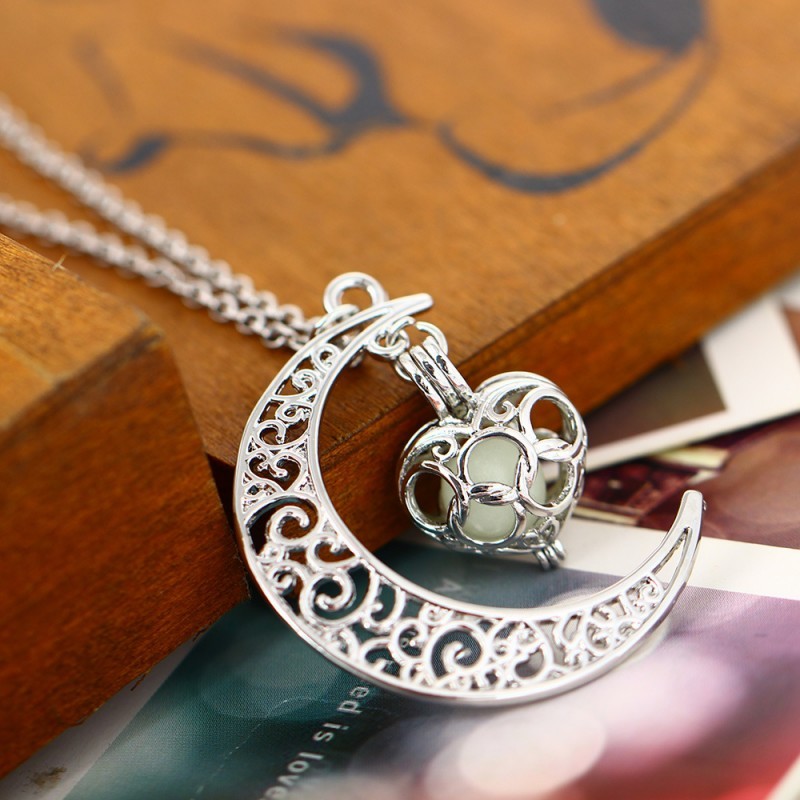 GLOWING PENDANT NECKLACE WITH SILVER-PLATED CHAIN - ENCHANTING LUMINOUS ELEGANCE